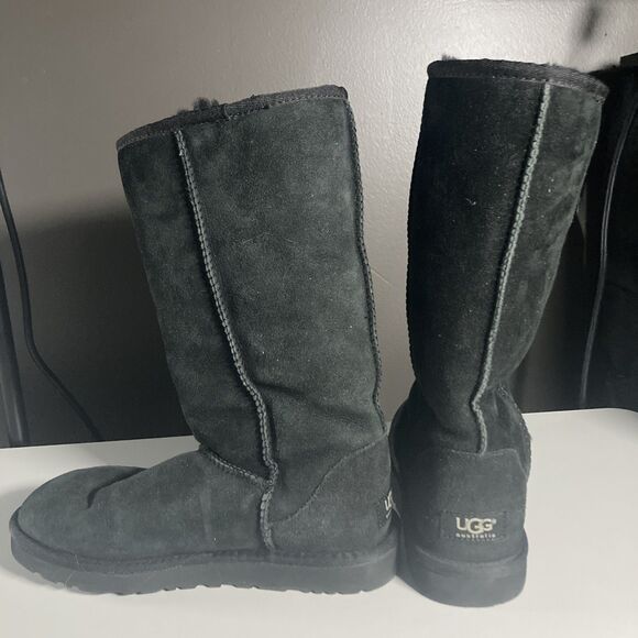 Ugg Australia Women's Classic Slip-On Black Boots (Women’s Size 7) - Picture 2 of 7